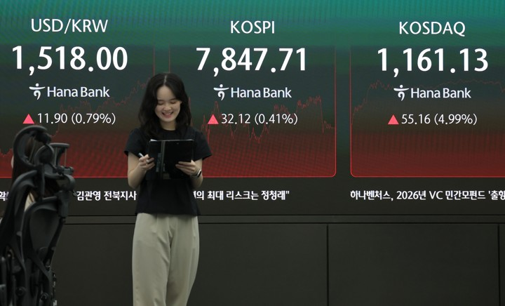 This photo taken on May 22, 2026, shows the dealing room of Hana Bank in central Seoul. (Yonhap)