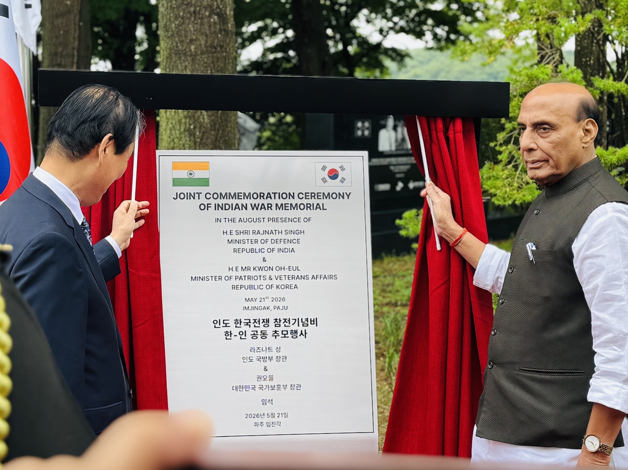 Indian Defense Minister Rajnath Singh (right) and South Korean Minister of Patriots and Veterans Affairs Kwon Oh-eul inaugurate a memorial honoring Indian troops who served in the Korean War at Imjingak Peace Park in Paju on Thursday. (Sanjay Kumar/The Korea Herald)