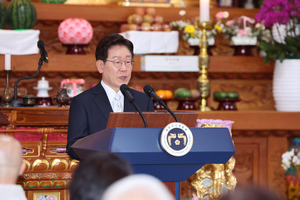 Lee vows to build gov't that 'saves people's lives' on Buddha's Birthday
