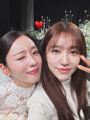 ‘169cm·47kg’ 윤은혜, 윤보미 결혼식 최고의 민폐하객..예뻐도 너무 예쁘잖아