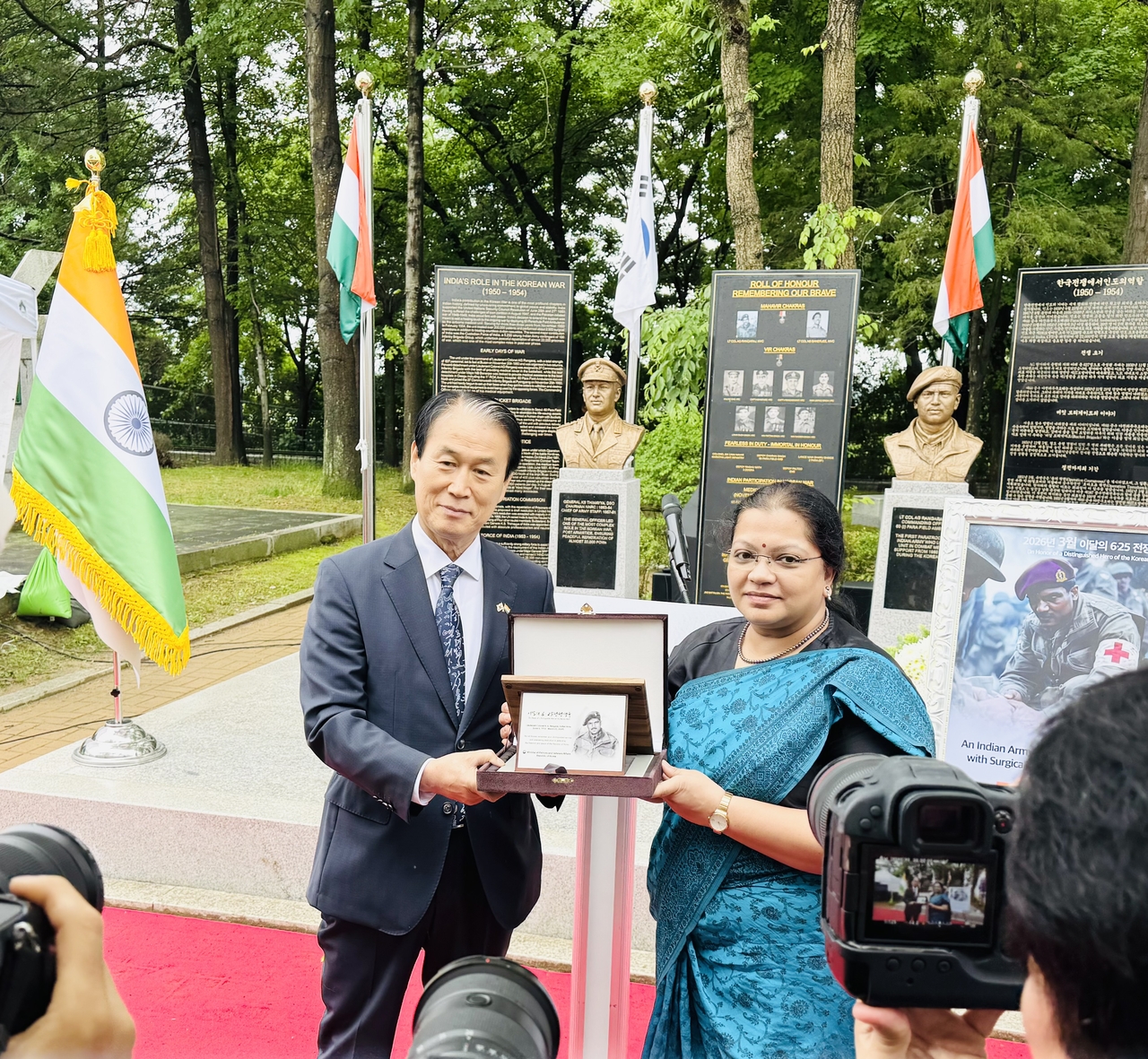 South Korean Minister of Patriots and Veterans Affairs Kwon Oh-eul (left) honors Kalpana Prasad, grandniece of Lt. Col. A.G. Rangaraj, during a commemorative ceremony at the Indian War Memorial in Imjingak, Paju, on May 21. (Sanjay Kumar/The Korea Herald)