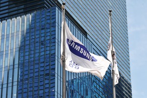 Samsung Electronics shares top W300,000 for first time as strike put on hold