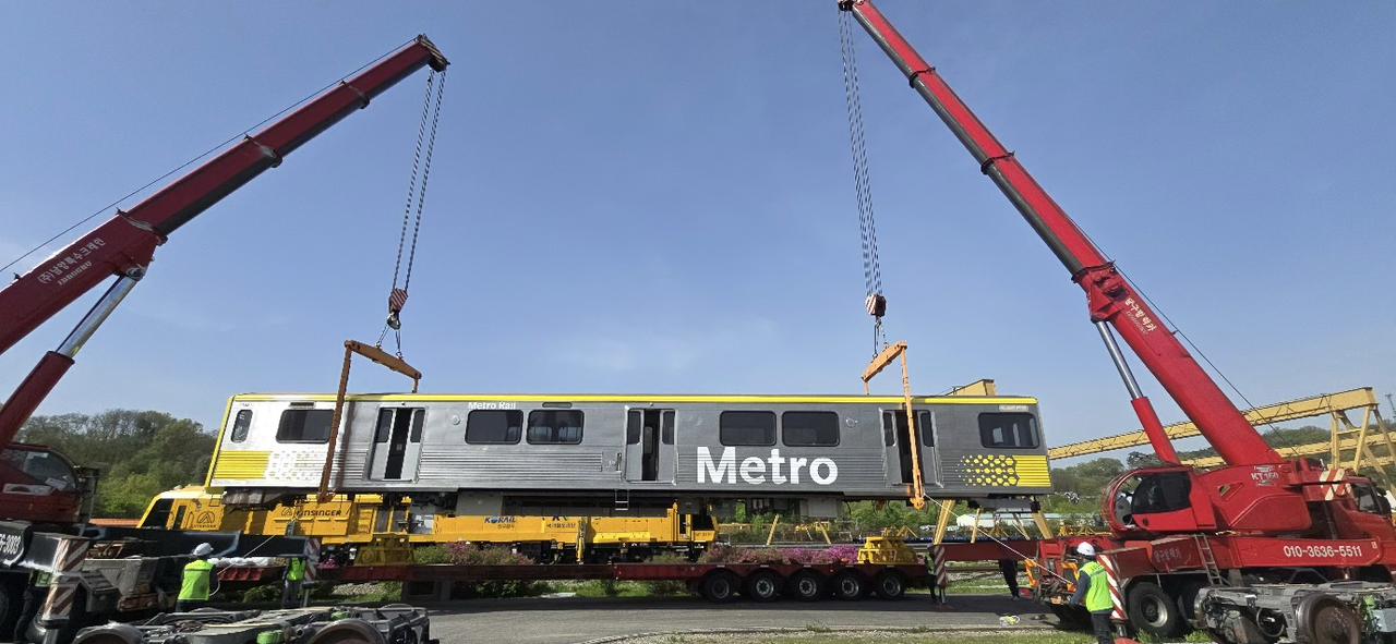 The first A650 railcar pair is lifted by crane during its transfer to the Osong Test Track in North Chungcheong Province. (Woojin Industrial Systems)
