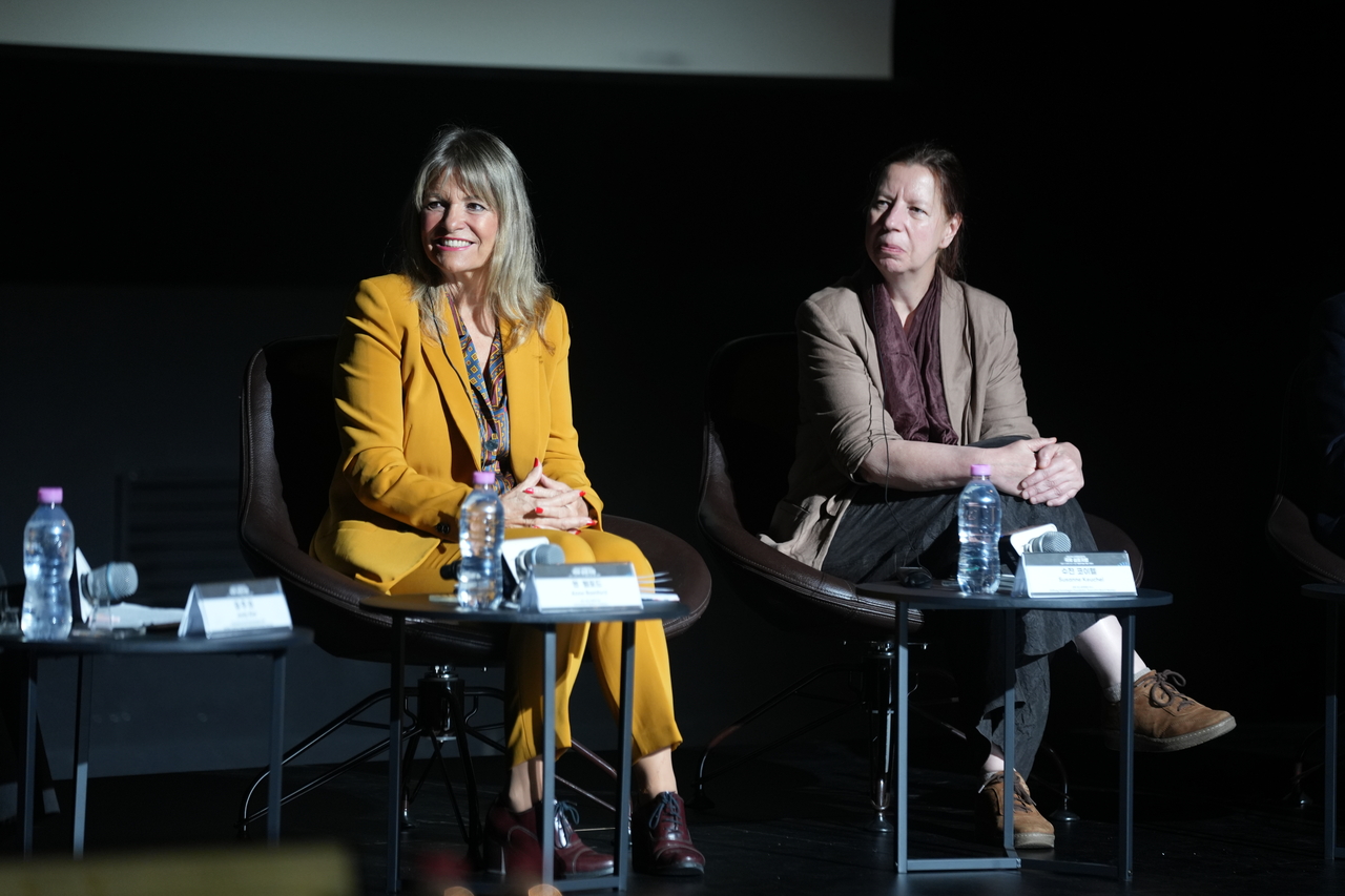 From left: Anne Bamford of the University of Sydney and Susanne Keuchel of Germany's Genshagen Foundation participate in an international symposium, part of the 15th UNESCO Culture and Arts Education Week, held at the National Museum of Modern and Contemporary Art, Korea, on Thursday. (KACES)
