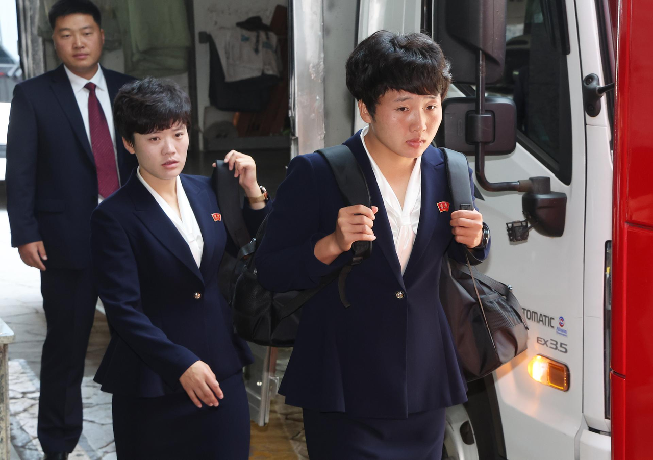 Members of North Korea’s Naegohyang Women’s FC leave a hotel in Suwon, Gyeonggi Province, on Sunday, a day after defeating Japan’s Tokyo Verdy Beleza in the final of the Asian Football Confederation Women’s Champions League at Suwon World Cup Stadium. (Yonhap)