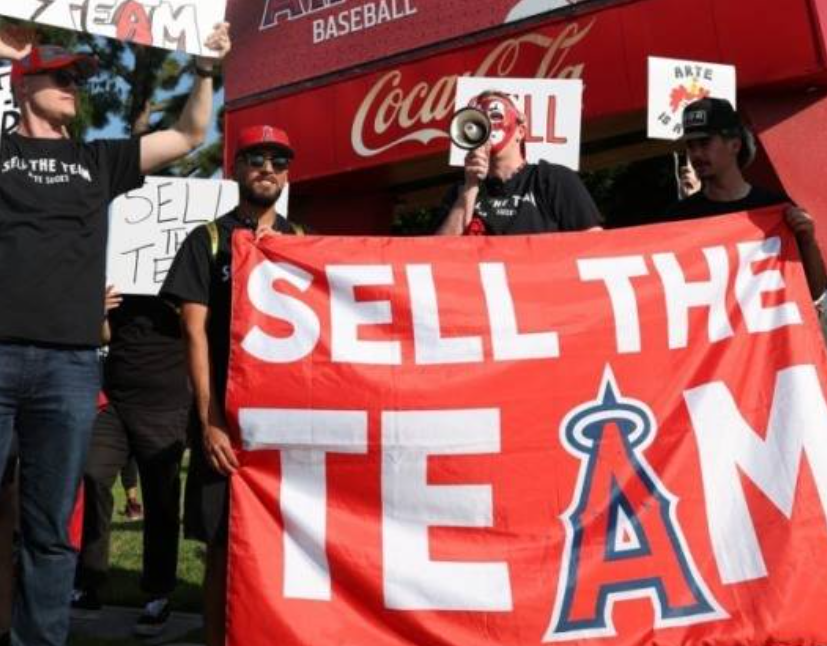 Anaheim Angels fans hold up a banner reading "Sell the team," during a protest near the Angel Stadium in Anaheim, California, Sunday.   (Yonhap)