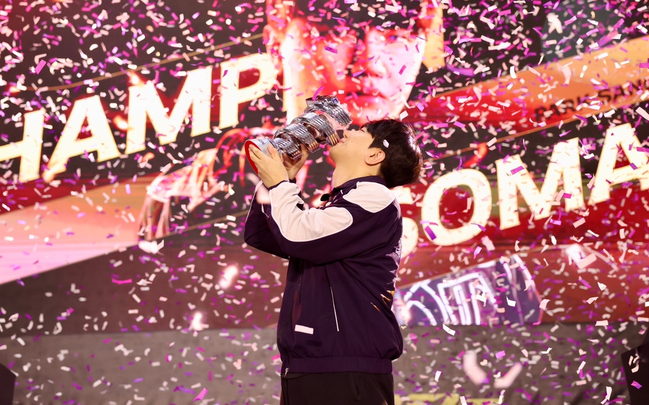 Park Sang-hyun kisses the trophy after winning the final match of the Google Play ASL Season 21 at Kintex in Goyang, Gyeonggi Province, on Sunday. (Soop)
