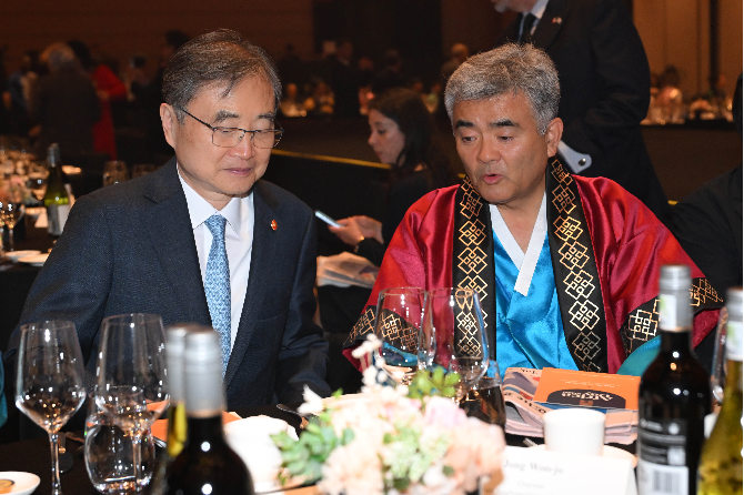 Cho Hyun, South Korea's foreign minister, and Jung Won-ju, chair of Herald Media Group and Daewoo E&C, attend Africa Day 2026 at the Grand Ballroom of Grand Hyatt Seoul in Yongsan-gu, Seoul, Wednesday. (Lee Sang-sub/The Korea Herald)