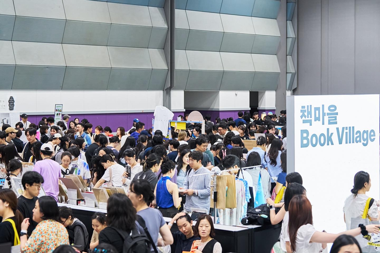 Visitors browse books at the 2025 Seoul International Book Fair held at Coex in June. (Seoul International Book Fair)
