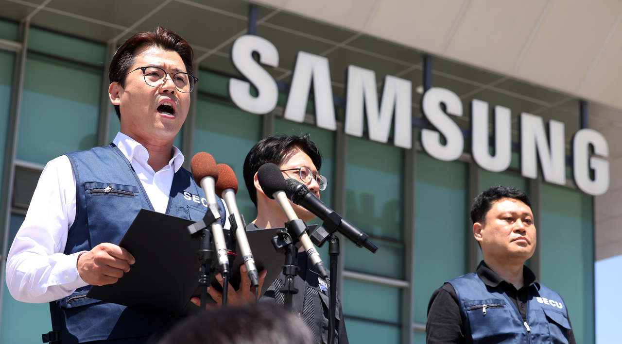 Union leaders for Samsung Electronics' consumer-electronics workers speak to reporters outside the company's Suwon campus in Gyeonggi Province on Friday as voting opened on a wage deal they say shuts their members out. (Yonhap)