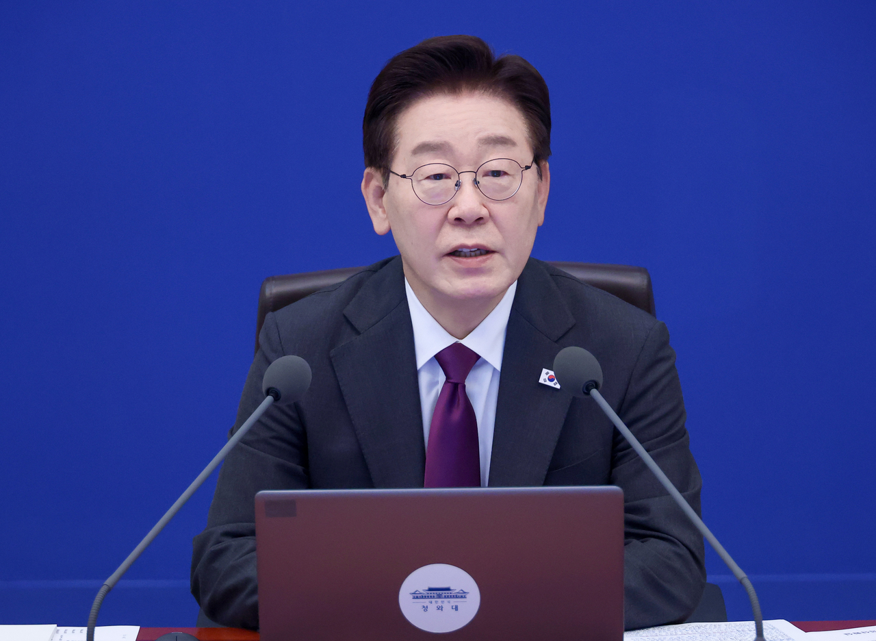 President Lee Jae Myung speaks during a meeting with senior presidential aides at Cheong Wa Dae on May 21. (Yonhap)