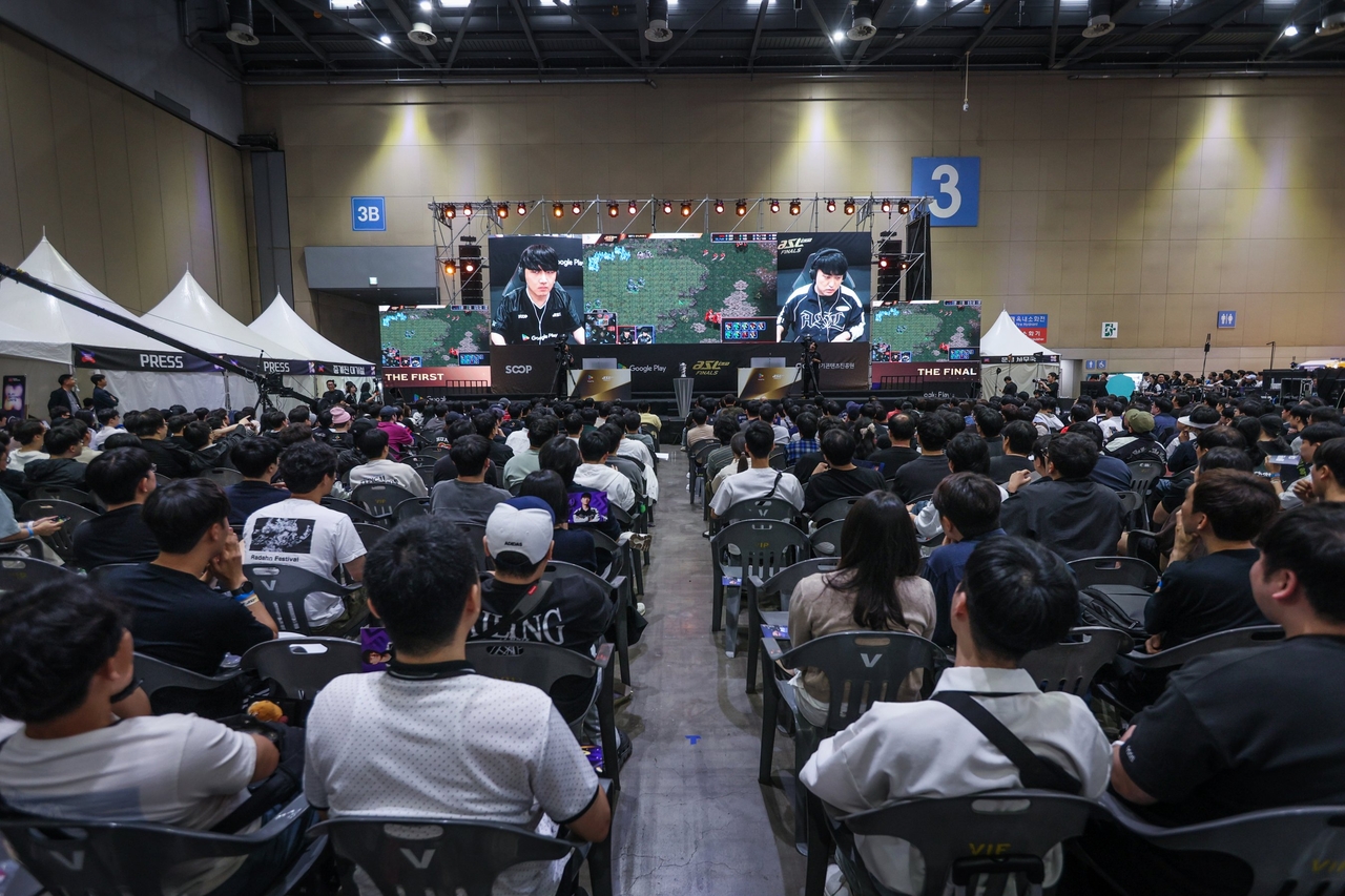 Hundreds of spectators watch the final match of the Google Play ASL Season 21 at Kintex in Goyang, Gyeonggi Province on Sunday. (Soop)