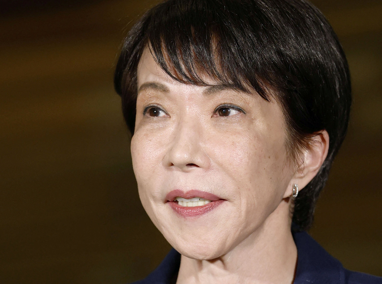 지난 15일 일본 도쿄 총리 관저에서 도널드 트럼프 미국 대통령과 전화 통화를 마친 다카이치 사나에 일본 총리가 취재진들에게 발언하고 있다. [로이터]