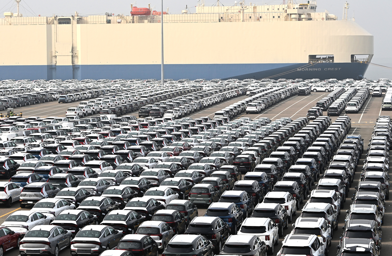 Hyundai and Kia vehicles are parked at the automobile terminal at Pyeongtaek Port in Pyeongtaek, Gyeonggi Province. (Newsis)