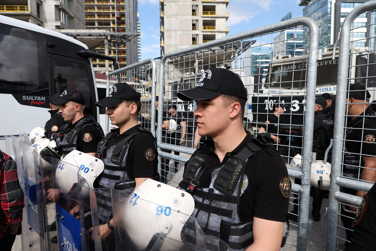 Riot police stand guard outside the headquarters of the main opposition Republican People's Party in Ankara, Turkey, Sunday. (Reuters-Yonhap)