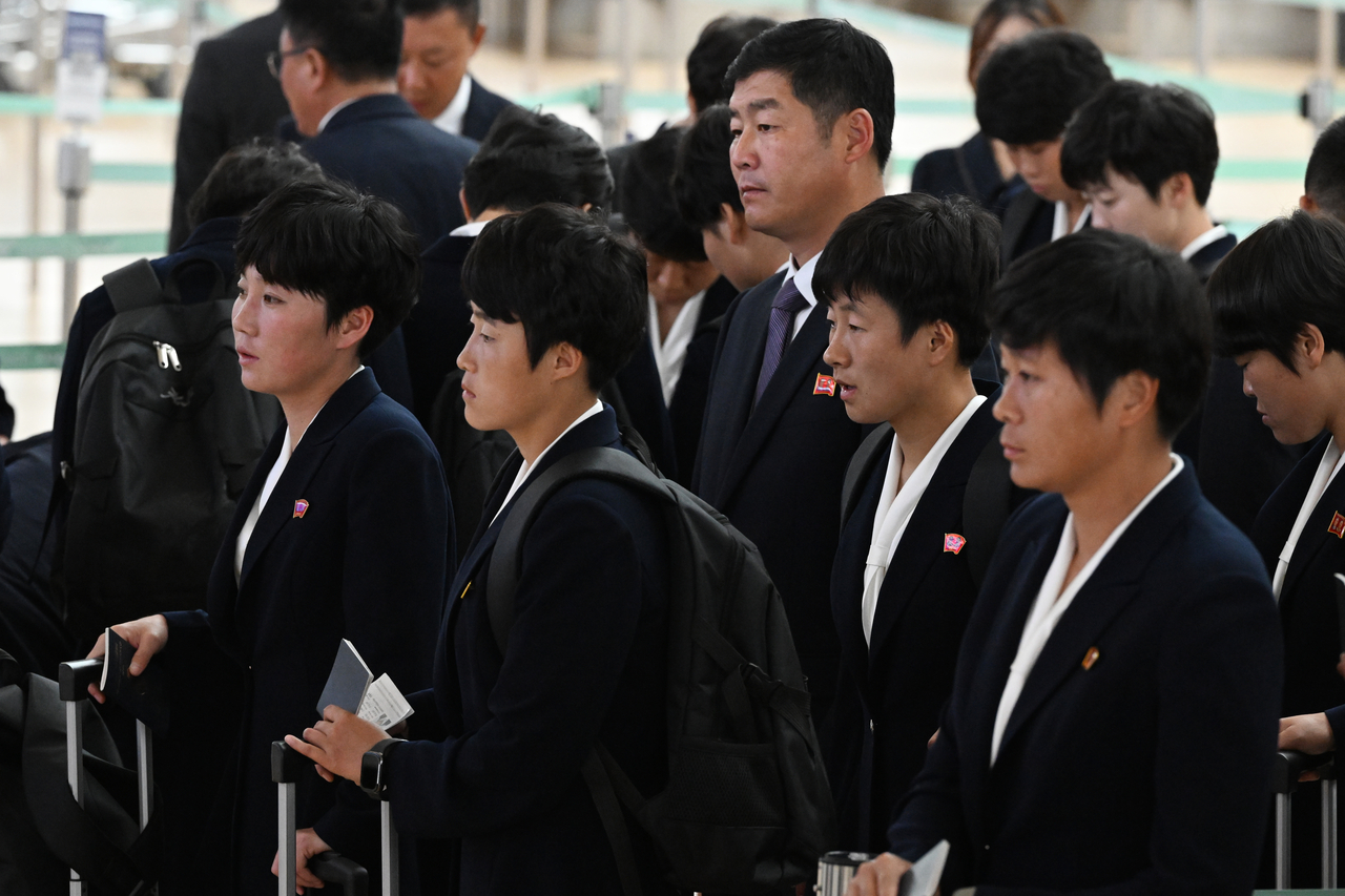 Members of North Korea’s Naegohyang Women’s FC leave a hotel in Suwon, Gyeonggi Province, on Sunday, a day after defeating Japan’s Tokyo Verdy Beleza in the final of the Asian Football Confederation Women’s Champions League at Suwon World Cup Stadium. (Yonhap)