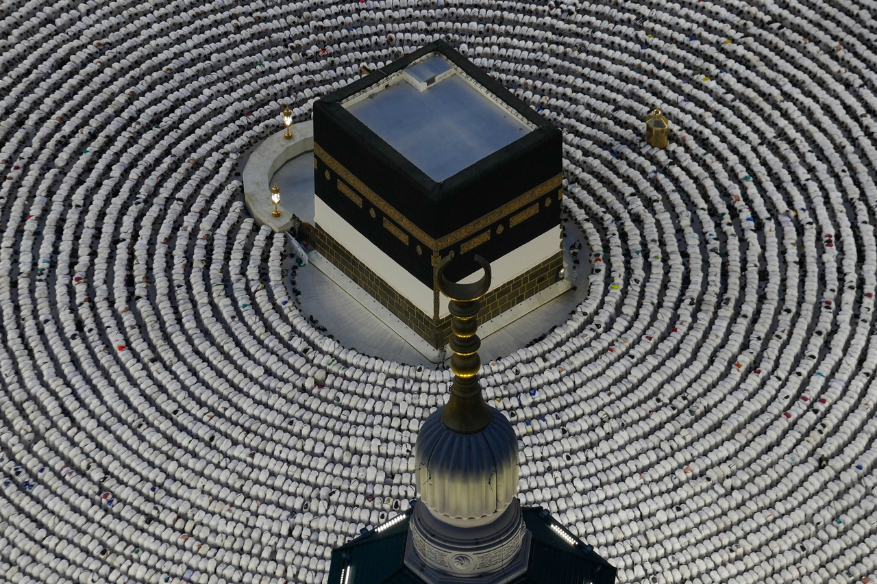 Muslim pilgrims prostrate as they offer evening prayers in Mecca, Saudi Arabia, Sunday. (AP-Yonhap)