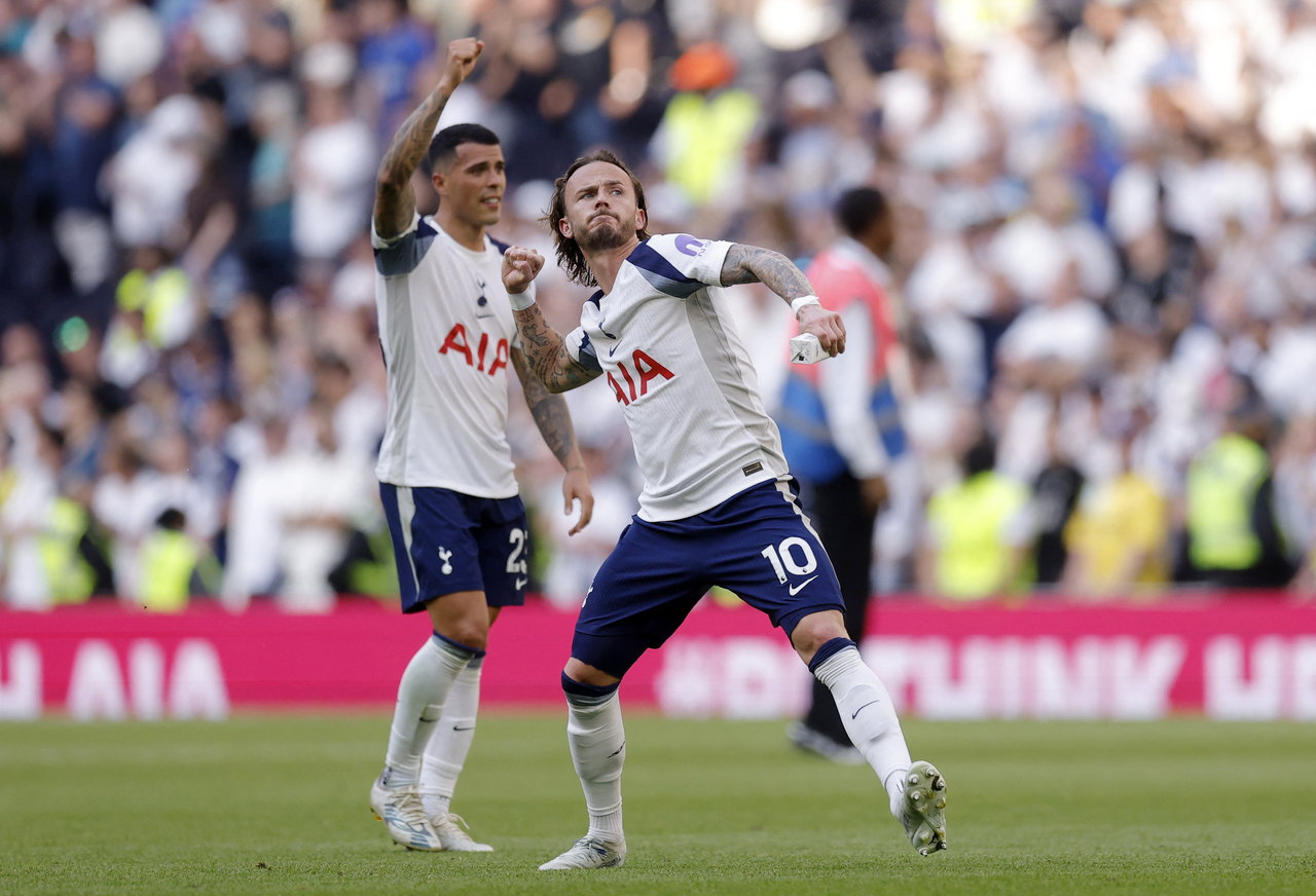 Tottenham Hotspur players celebrate after defeating Everton, at the Tottenham Hotspur Stadium in London, Sunday.   (Reuters-Yonhap)