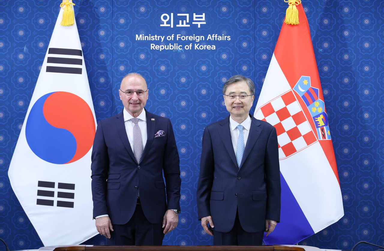Foreign Minister Cho Hyun and his Croatian counterpart, Gordan Grlic Radman, pose for a photo ahead of their bilateral talks at the Foreign Ministry in Seoul on Sunday. (Yonhap)