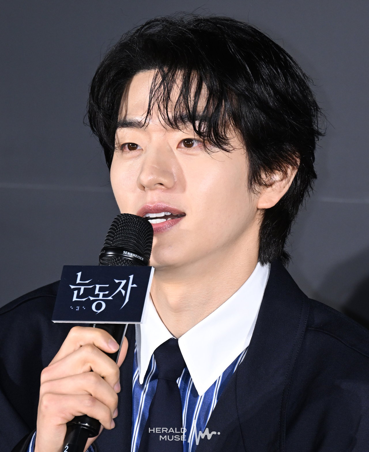 [헤럴드뮤즈=윤병찬 기자] 26일 오전 CGV 용산아이파크몰에서 영화 ‘눈동자’ 제작발표회가 열렸다. 영화 ‘눈동자’는 유전병으로 시력을 점점 잃어가고 있는 서진이 쌍둥이 동생의 죽음을 둘러싼 의혹을 파헤치다 그 실체와 마주하게 되는 서스펜스 스릴러 영화다.
한편 이날 현장에는 신민아, 김남희, 이승룡, 김영아, 염지호 감독등이 참석하였다.