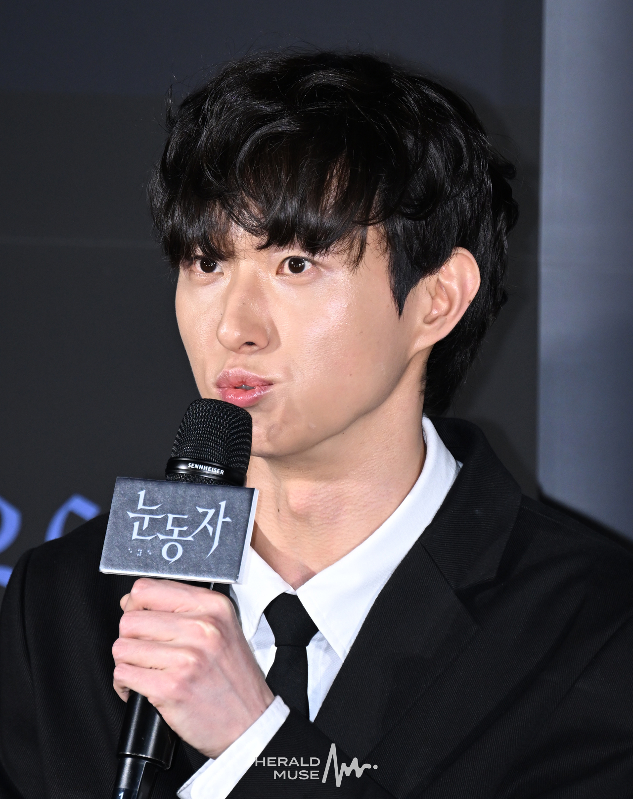 [헤럴드뮤즈=윤병찬 기자] 26일 오전 CGV 용산아이파크몰에서 영화 ‘눈동자’ 제작발표회가 열렸다. 영화 ‘눈동자’는 유전병으로 시력을 점점 잃어가고 있는 서진이 쌍둥이 동생의 죽음을 둘러싼 의혹을 파헤치다 그 실체와 마주하게 되는 서스펜스 스릴러 영화다.
한편 이날 현장에는 신민아, 김남희, 이승룡, 김영아, 염지호 감독등이 참석하였다.