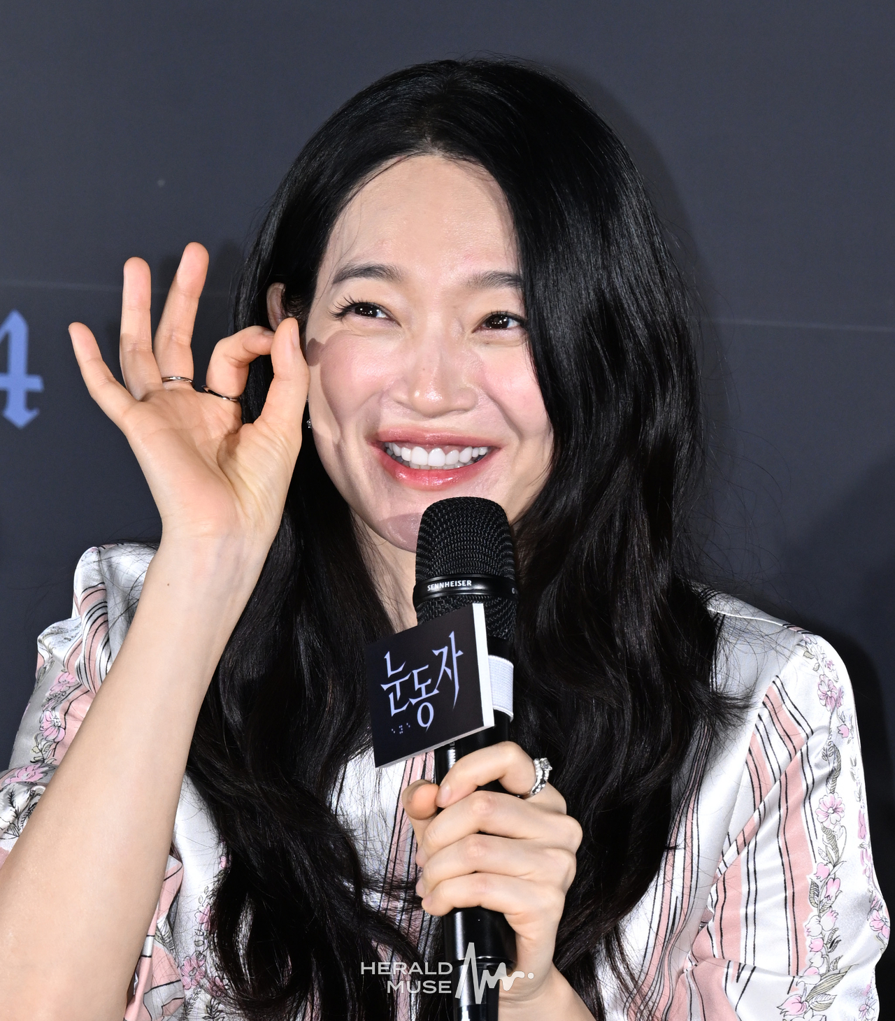 [헤럴드뮤즈=윤병찬 기자] 26일 오전 CGV 용산아이파크몰에서 영화 ‘눈동자’ 제작발표회가 열렸다. 영화 ‘눈동자’는 유전병으로 시력을 점점 잃어가고 있는 서진이 쌍둥이 동생의 죽음을 둘러싼 의혹을 파헤치다 그 실체와 마주하게 되는 서스펜스 스릴러 영화다.
한편 이날 현장에는 신민아, 김남희, 이승룡, 김영아, 염지호 감독등이 참석하였다.