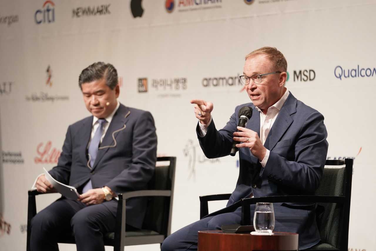Mick Mulvaney (right), former acting White House chief of staff under US President Donald Trump, joins a fireside chat with James Kim, chairman and CEO of AmCham Korea, at a Seoul hotel on Thursday. (AmCham Korea)
