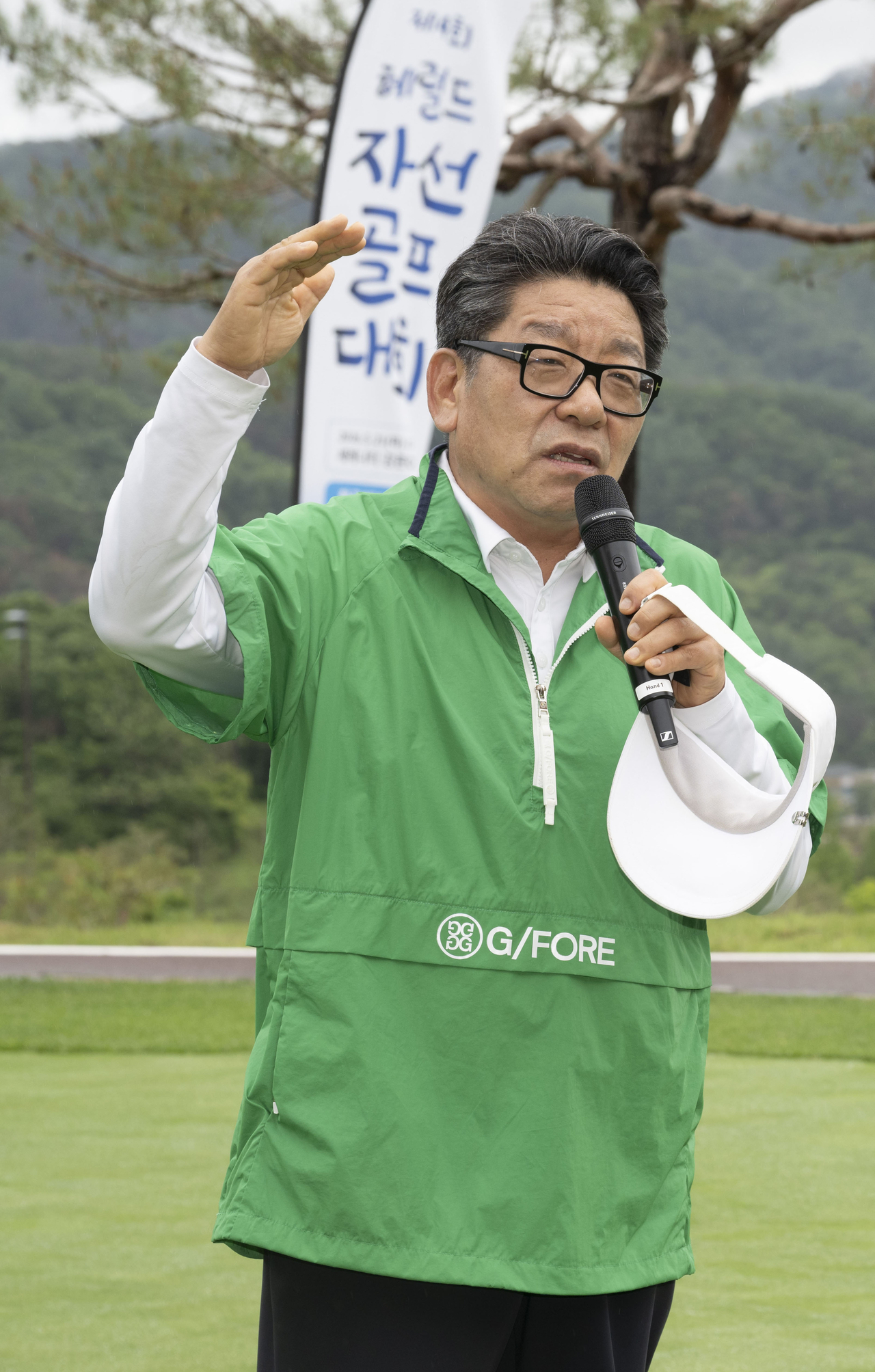 CEO and publisher of Herald Media Group Choi Jin-young delivers an opening speech during a charity golf tournament held at Serenity Country Club in Chuncheon, Gangwon Province, Thursday.