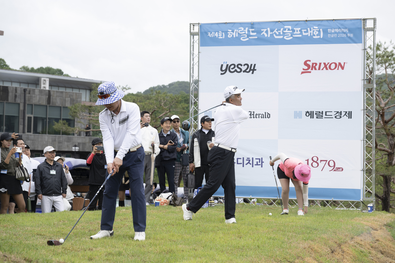 Herald Media Group Chairman Jung Won-ju (right) tees off during a charity golf tournament held at Serenity Country Club in Chuncheon, Gangwon Province, Thursday.
