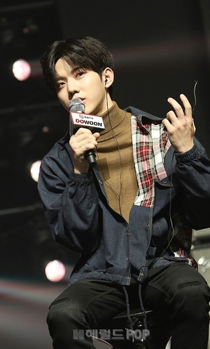 데이식스 도운 열애설 확산…차량 속 강아지부터 결혼 상담설까지