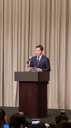 Shinsegae Group Chair Chung Yong-jin apologizes in a press conference in Seoul on Tuesday. (Kan Hyeong-woo/The Korea Herald)