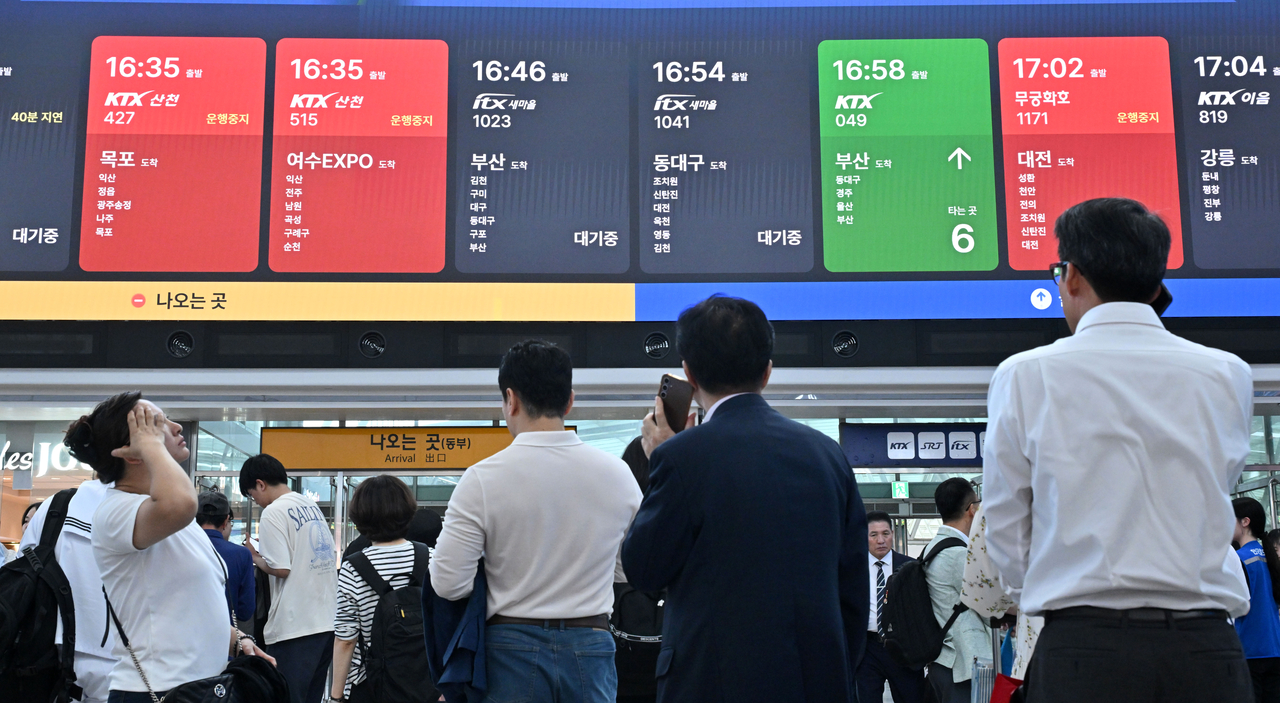 A train information board shows cancelled trips due to a collapse of a nearby overpass at Seoul Station on Tuesday. (Im Se-jun/The Korea Herald)