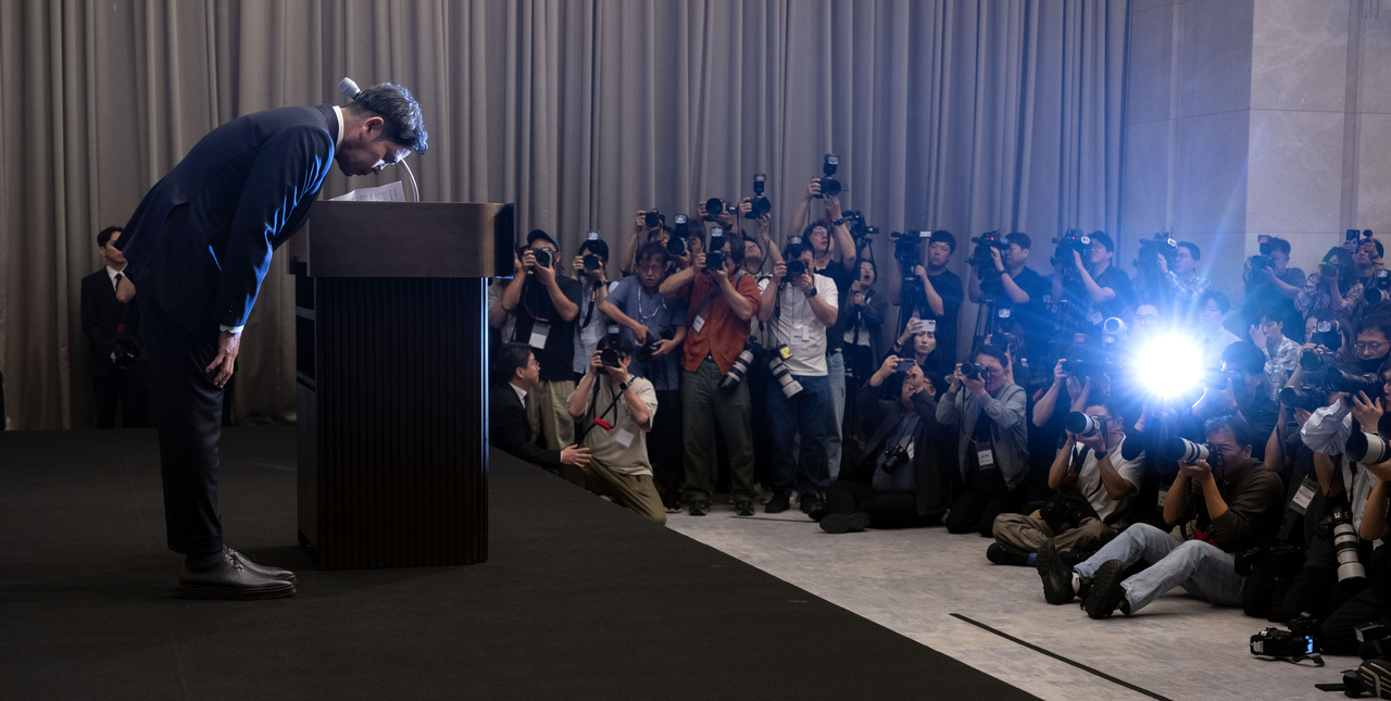 Shinsegae Group Chair Chung Yong-jin bows in apology during a press conference at Josun Palace in Seoul on Tuesday. (Im Se-jun/The Korea Herald)