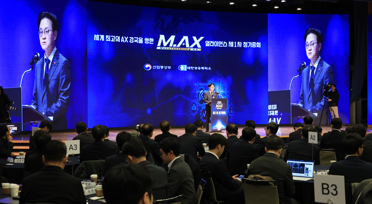 In this file photo, Industry Minister Kim Jung-kwan speaks at the first general assembly of the manufacturing AI transformation alliance held in Seoul on Dec. 24. (Yonhap)