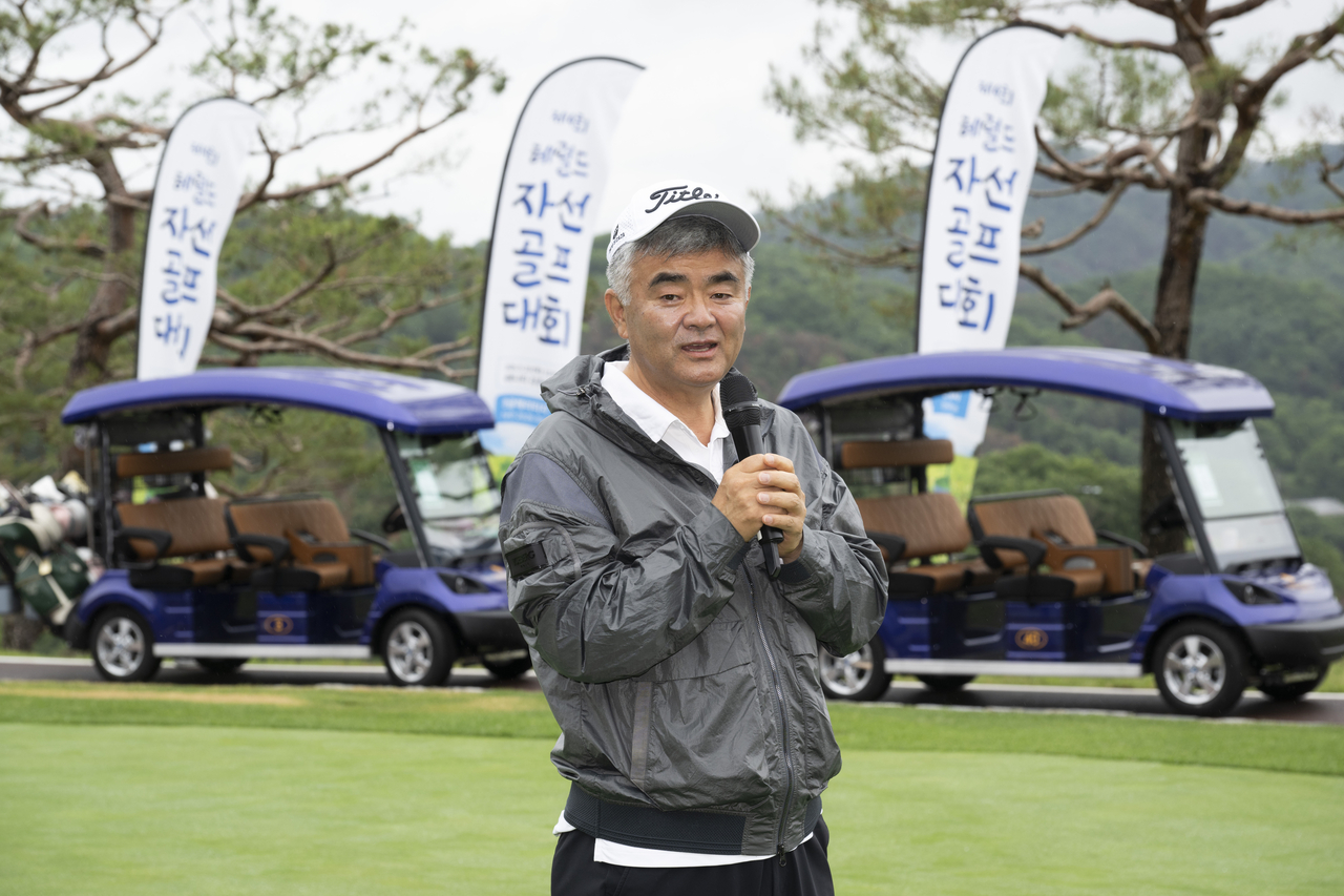 Herald Media Group Chairman Jung Won-ju gives a welcoming speech during a charity golf tournament held at Serenity Country Club in Chuncheon, Gangwon Province, on Thursday.