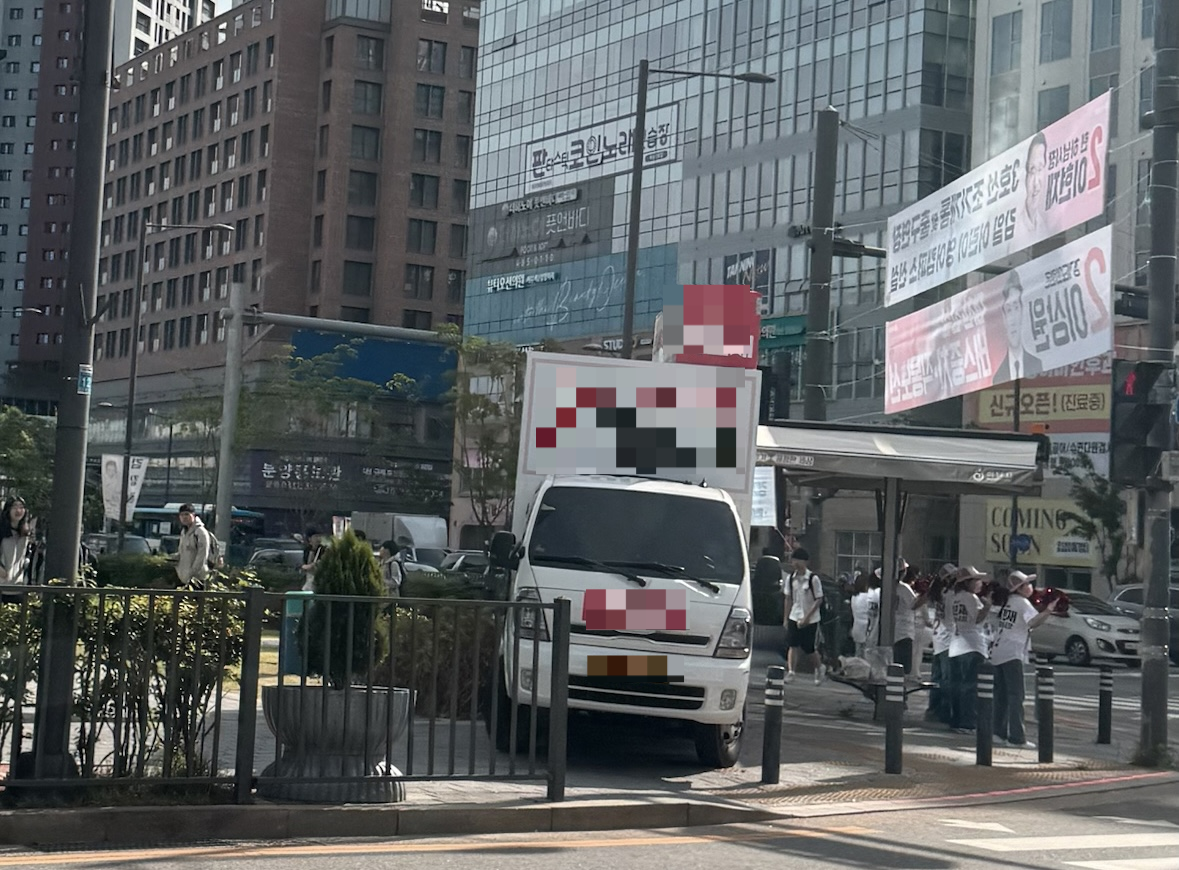 A campaign truck in Hanam, Gyeonggi Province parked on a sidewalk at an intersection on Friday. (Karrot)