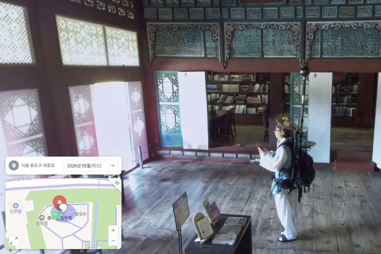 Jibokjae interior street-view screen shows Yoo Jae-suk carrying filming equipment during the shoot. (Screenshot from Naver Map)