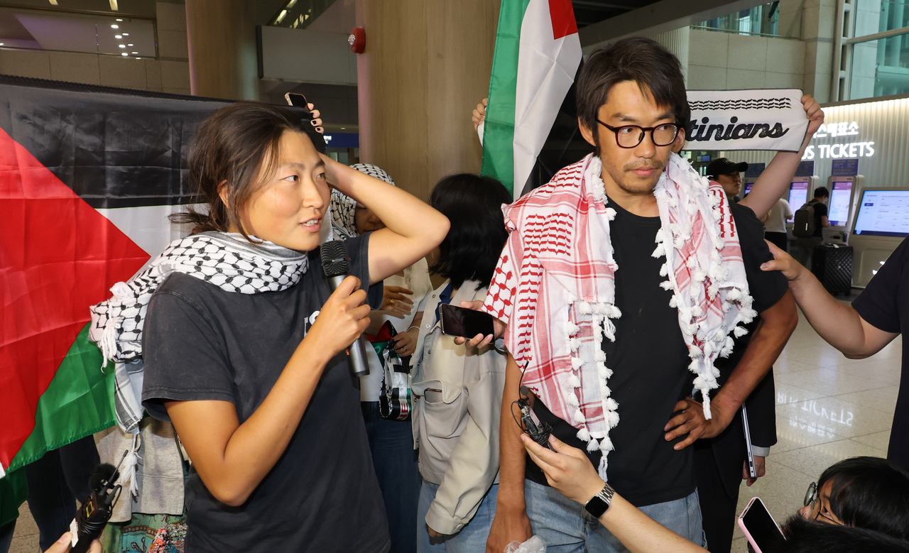 Activists Kim Ah-hyun (left) and Kim Dong-hyeon speak to reporters at Incheon International Airport, just west of Seoul, on Friday, following their release after being captured by Israeli forces aboard Gaza-bound aid flotillas. (Yonhap)
