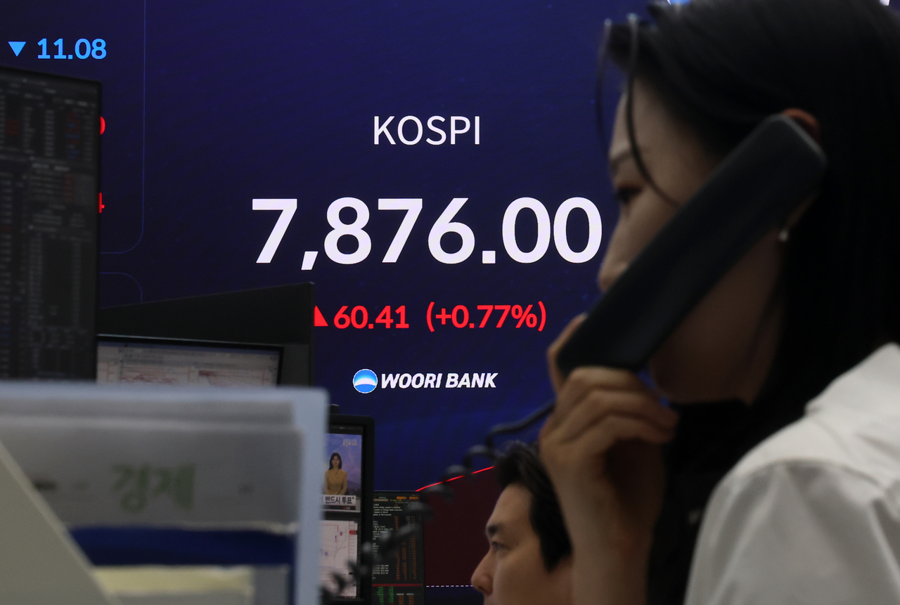 An electronic board at a Woori Bank dealing room in central Seoul shows the Kospi at 7,876 during Friday trading. (Yonhap)