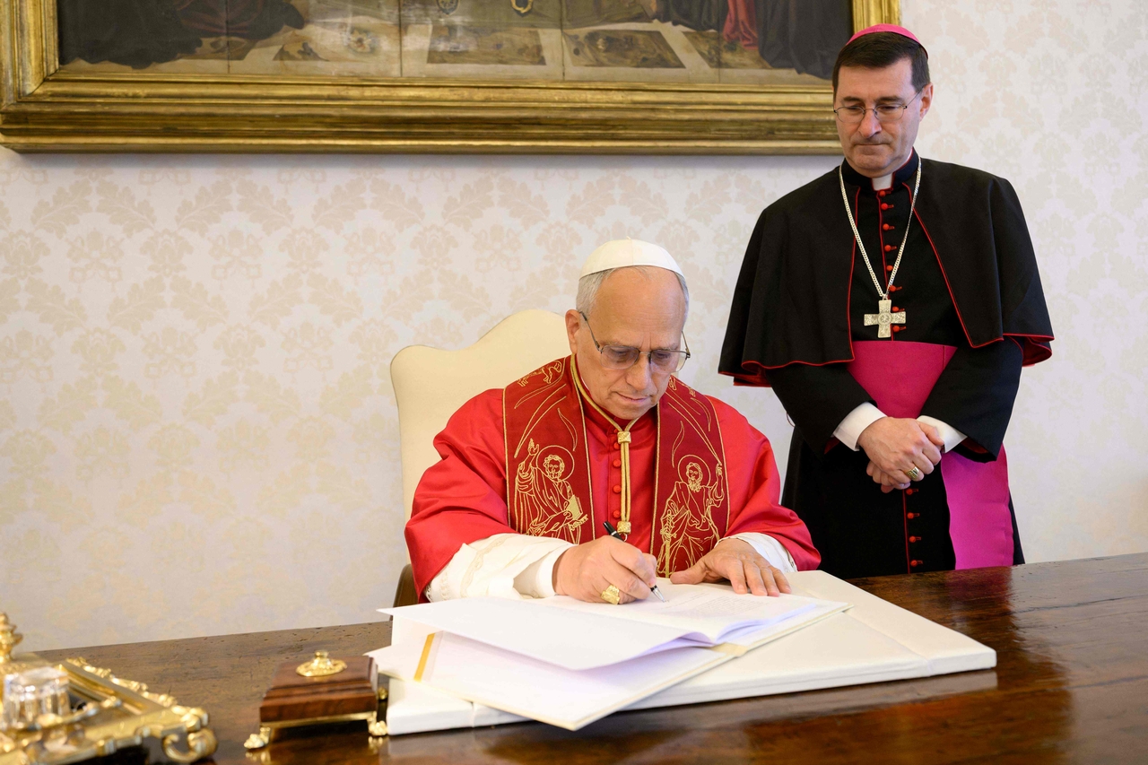 Pope Leo XIV signs his first Encyclical Letter focusing on the rise of AI, in the Vatican, May 15.    (AFP-Yonhap)