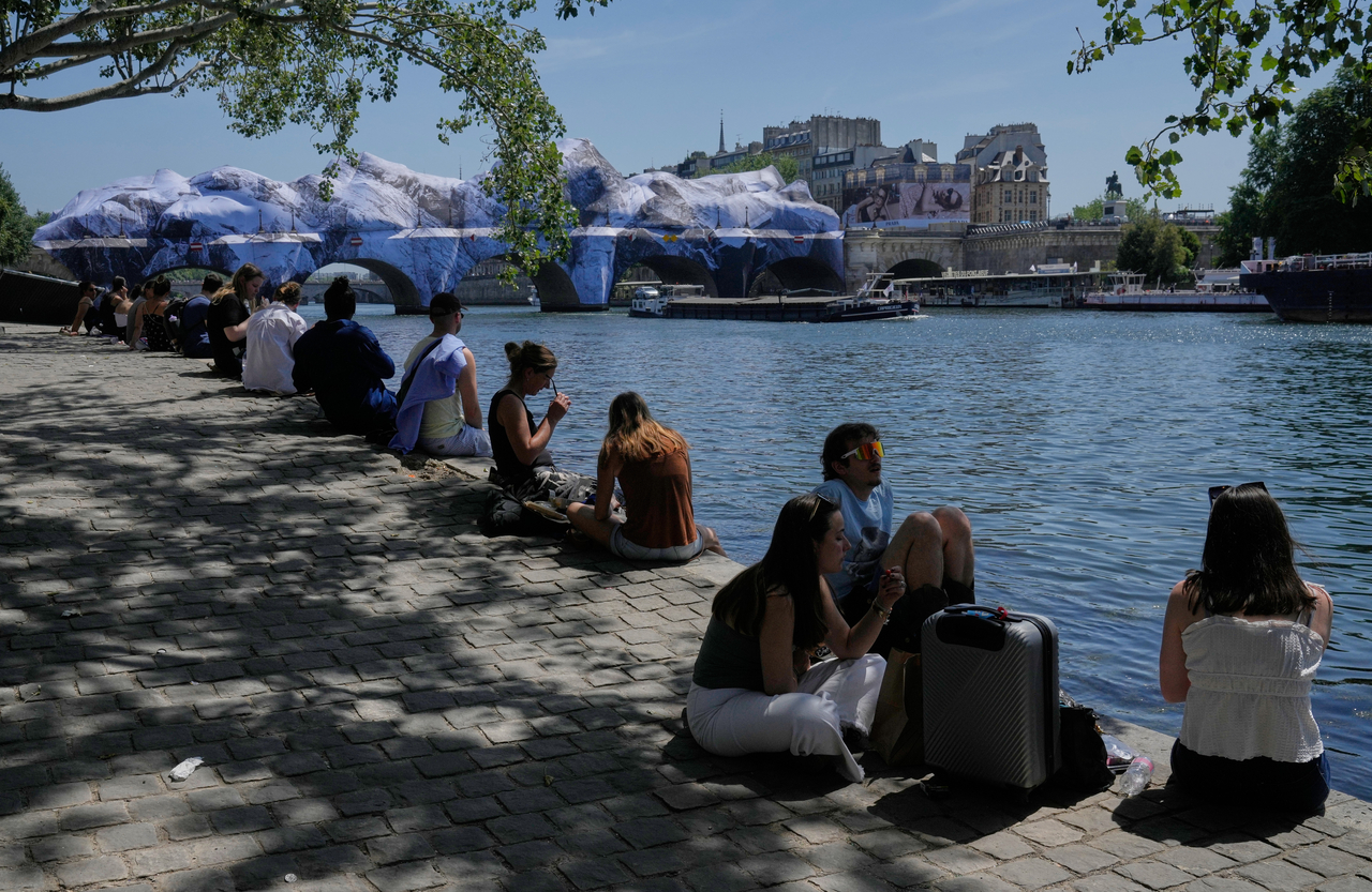 People seek relief from the heat along the Seine River in Paris, Monday. (AP-Yonhap)