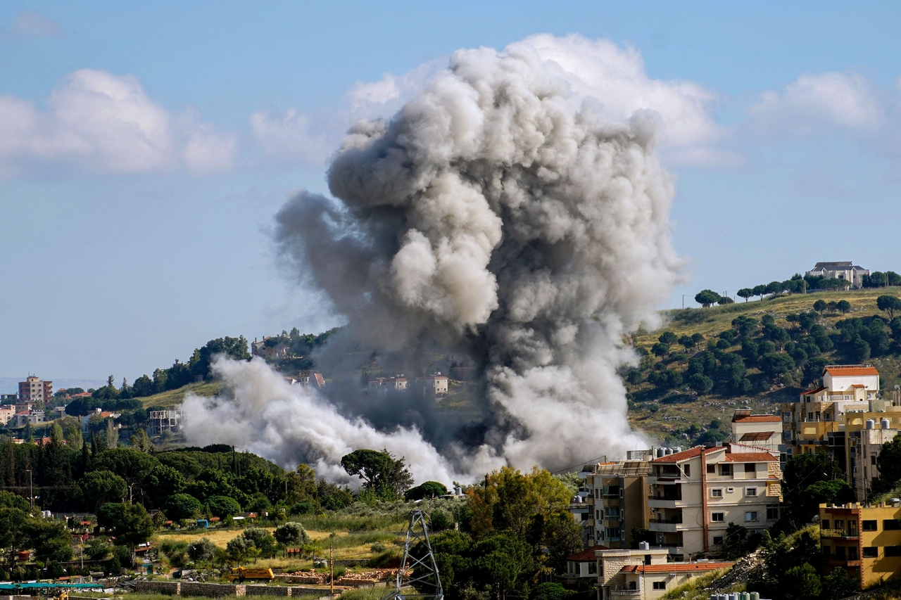 Smoke rises following an Israeli airstrike Nabatieh, Lebanon, Monday. (AFP-Yonhap)