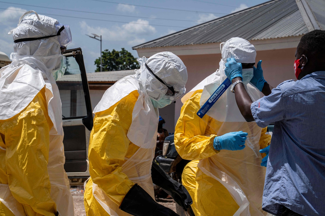 Response team members are helped to wear protective suits in an Ebola outbreak in Bunia,  Congo, Monday. (AFP-Yonhap)