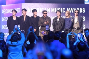 BTS, 5년 만에 ‘AMA’ 무대 밟았다…시상자 깜짝 등장