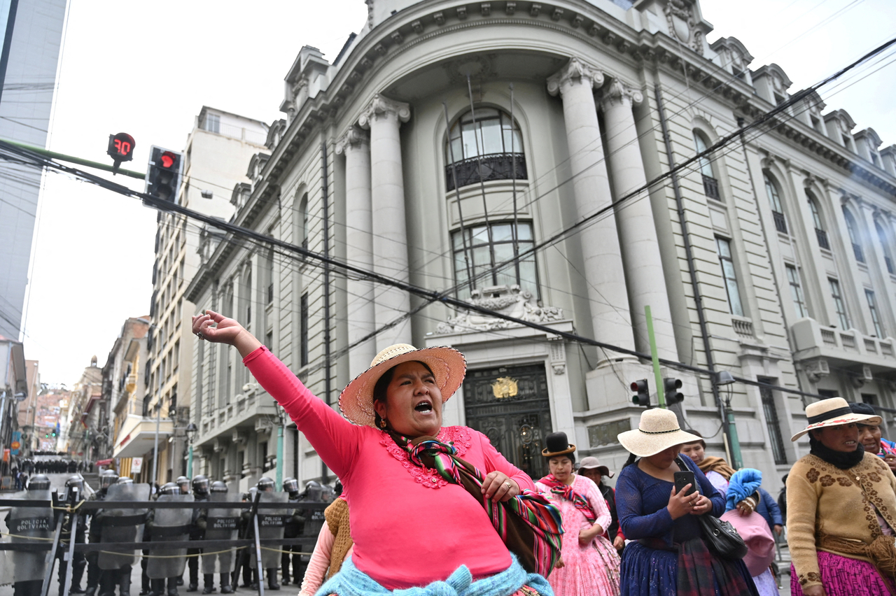 Demonstrators take part in a march in La Paz, Bolivia, Monday. (Reuters-Yonhap)