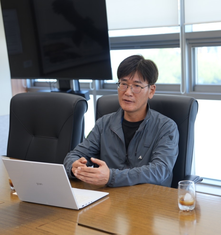 최진상 코오롱인더스트리 김천3공장장 상무보가 헤럴드경제와 인터뷰를 하고 있다. [코오롱인더스트리 제공]