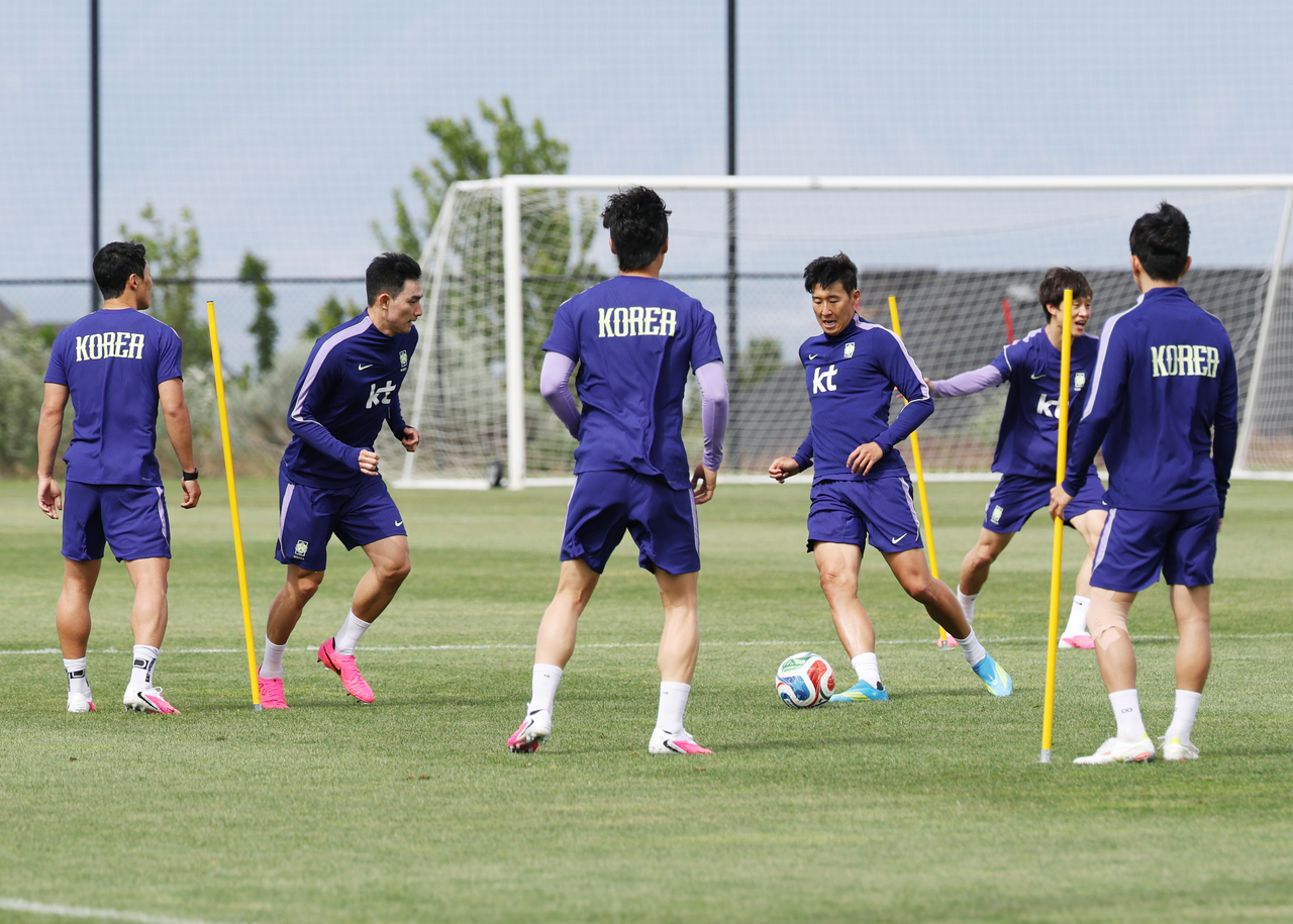 South Korea's men's national football team trains for the FIFA World Cup at Zions Bank Training Center on Tuesday. (Yonhap)
