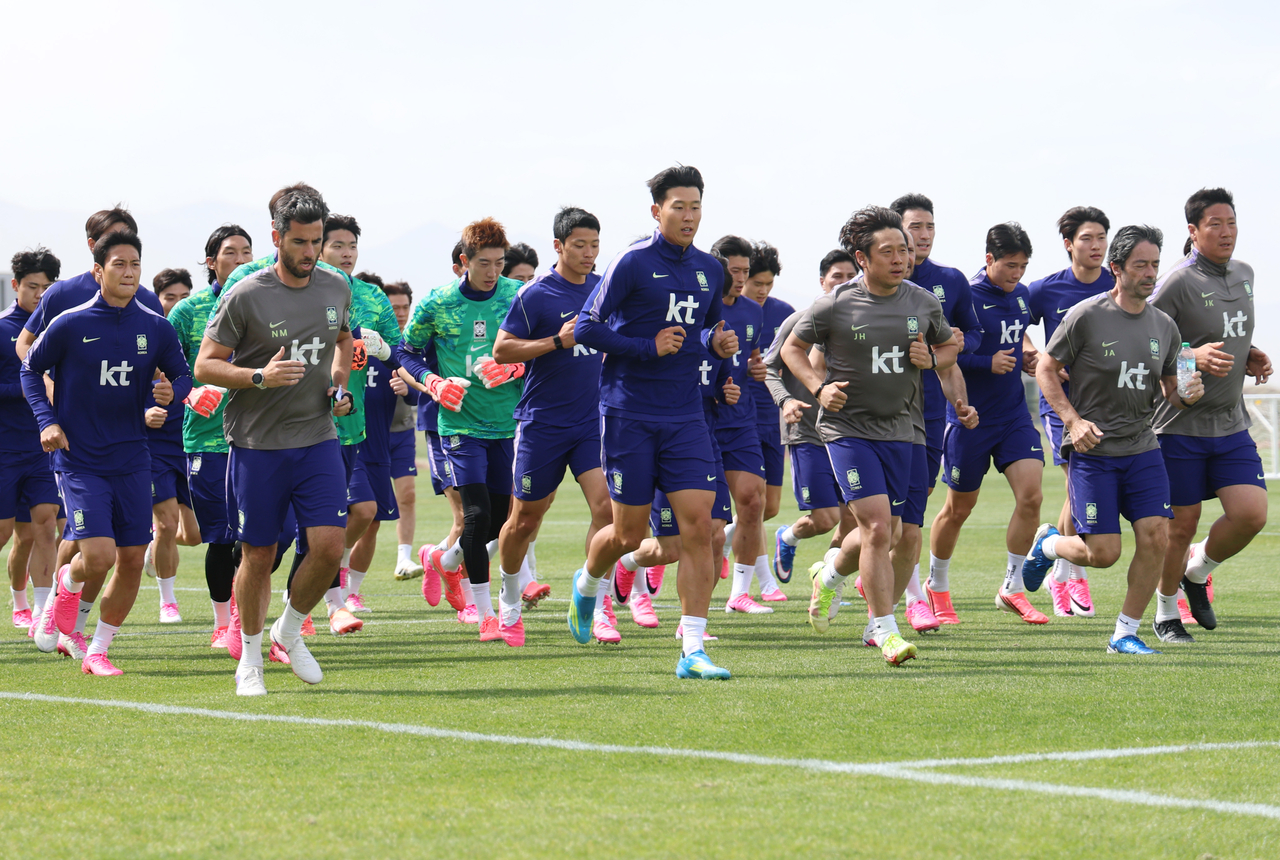 South Korea's men's national football team trains for the FIFA World Cup at Zions Bank Training Center on Tuesday (local time). (Yonhap)