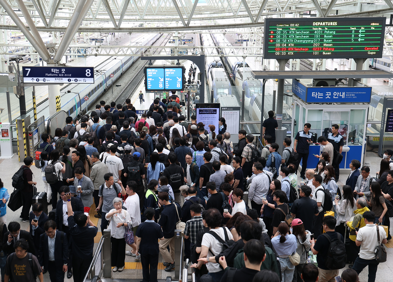 Travelers were stranded at Seoul Station on Wednesday after train services were suspended following the partial collapse of an overpass nearby the previous day. (Yonhap)