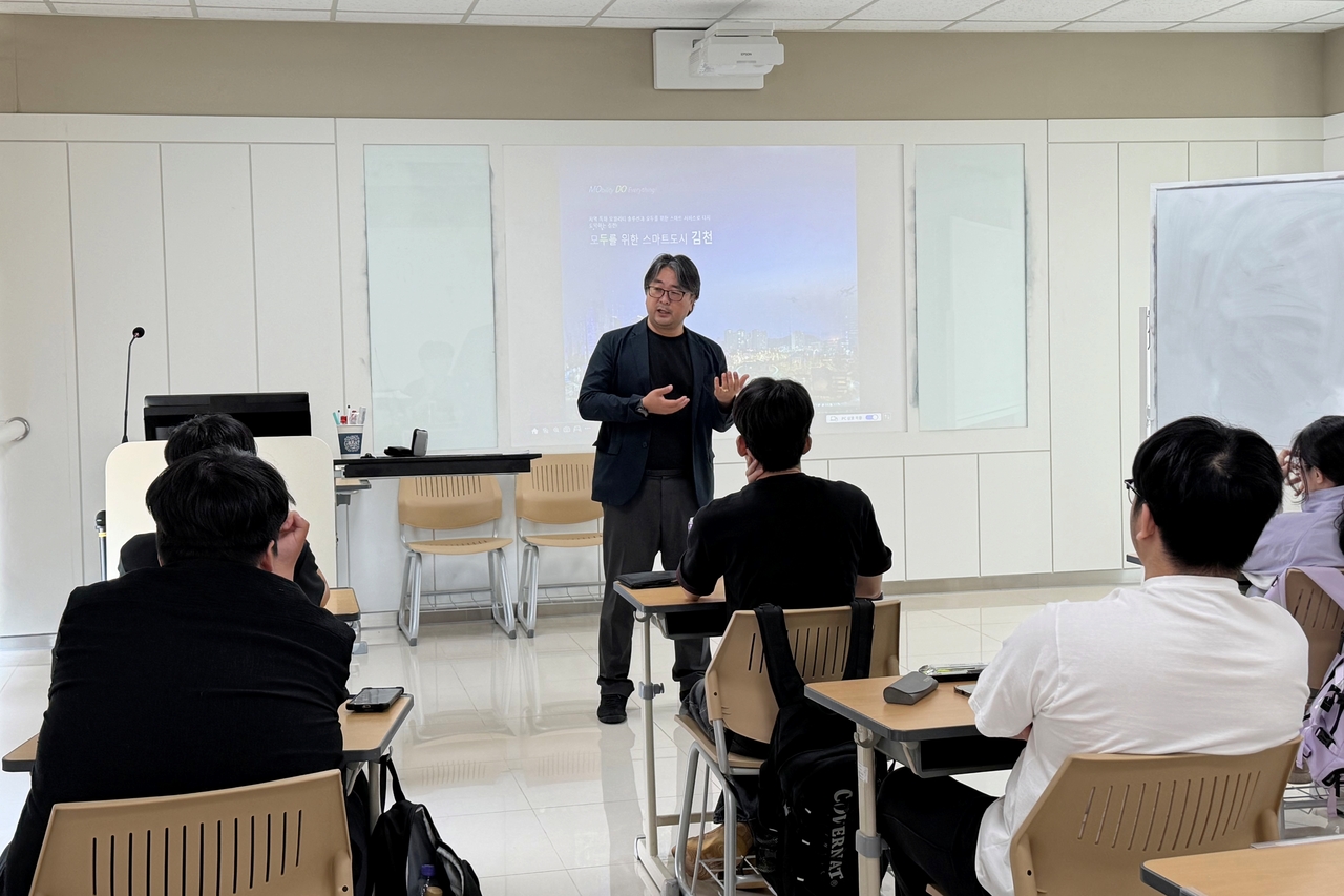 안대영 김천시 팀장이 경북보건대 스마트물류과 재학생들을 대상으로 ‘드론 물류 상용화와 규제 대응 전략’을 주제로 전문가 특강을 진행하고 있다.[경북보건대 제공]